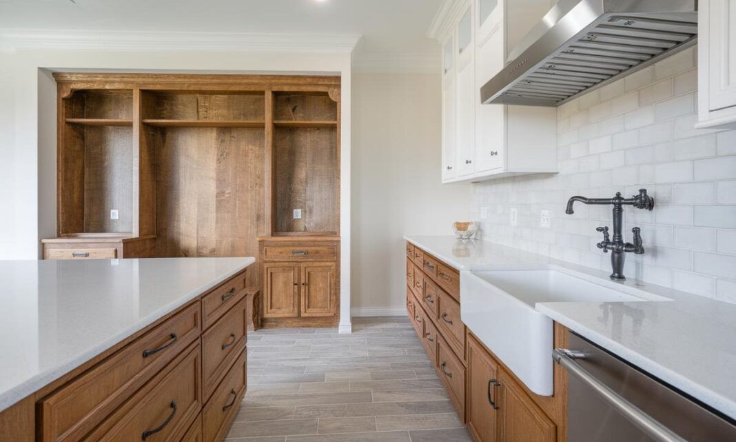 Metamorfoza kuchni: jak efektownie odnowić meble z okleiną?